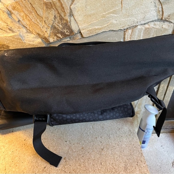 Nike Core Converge Large Messenger bag - perfect for someone on the run - Picture 8 of 16